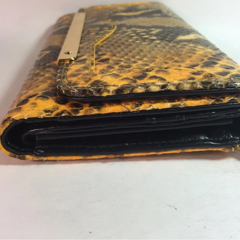 Elegant Snake Print Clutch - Picture 3 of 7